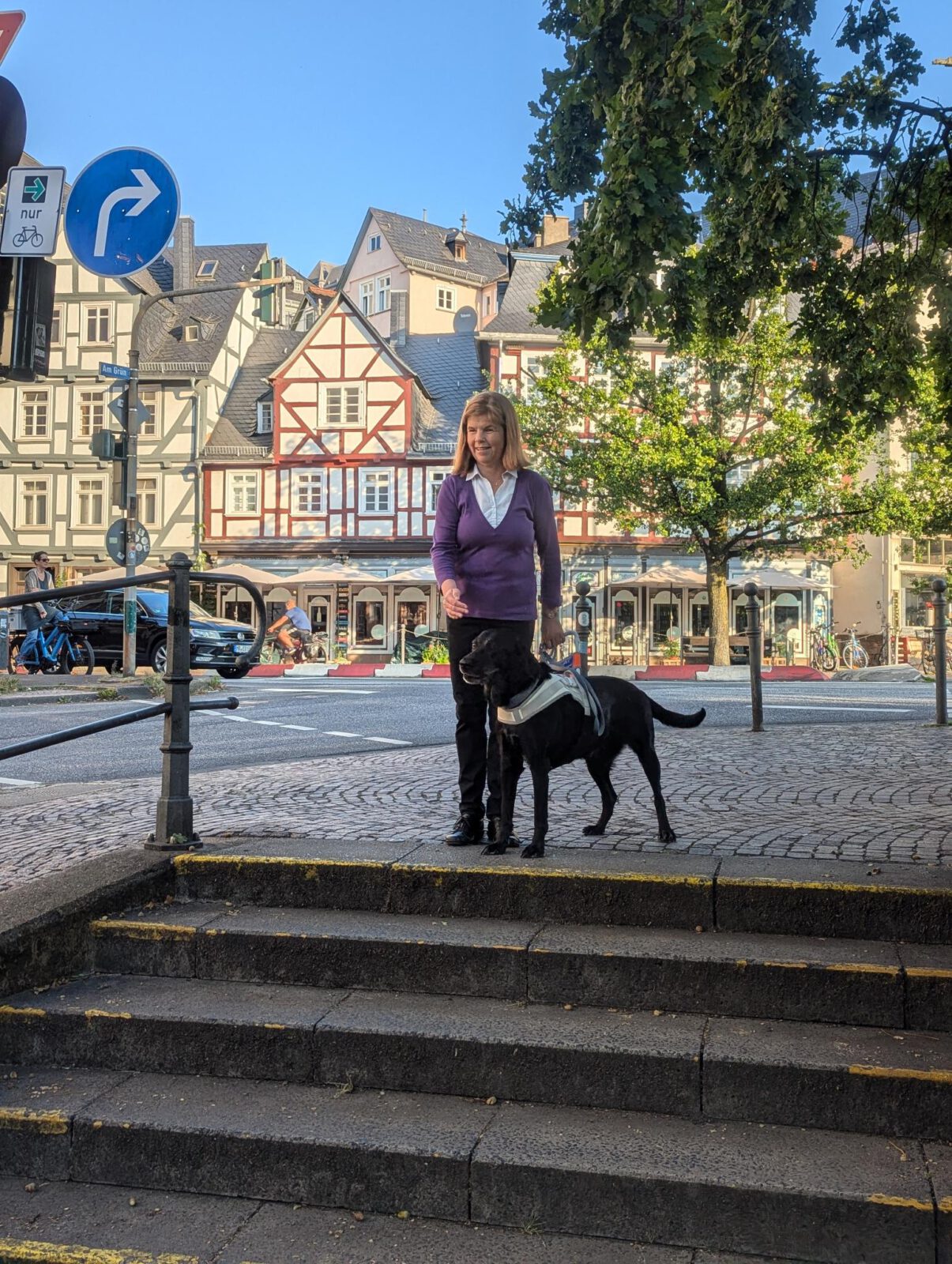 Vera-und-Malou-an-der-Treppe-1205x1600