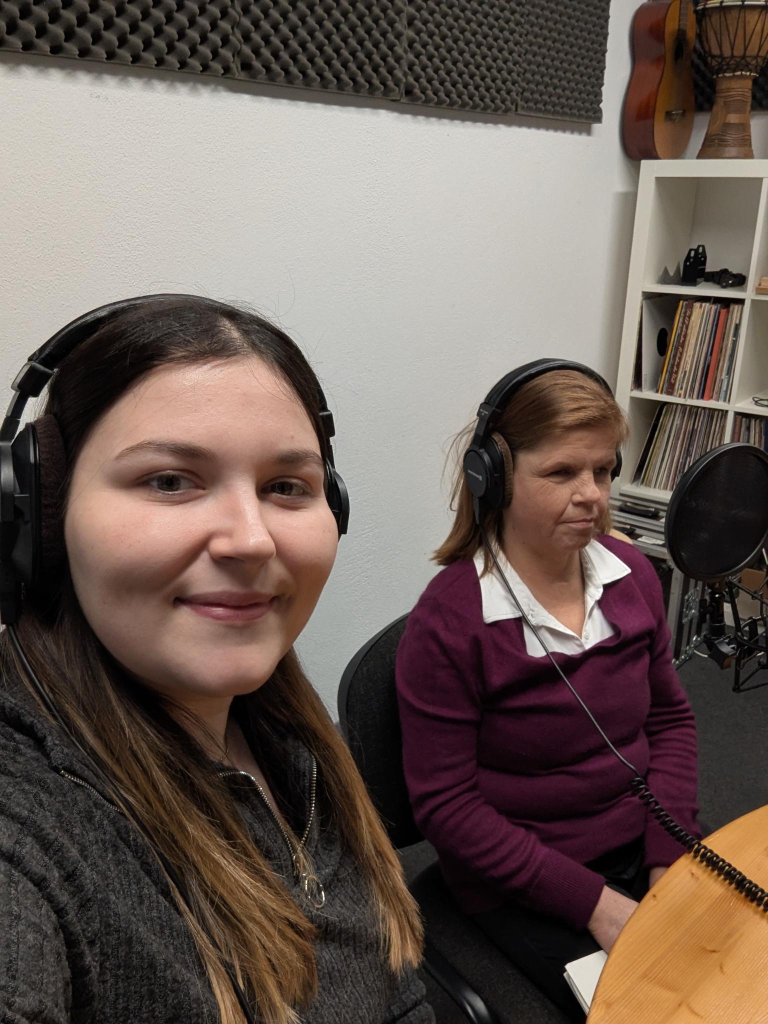 Vera Peitzmeier und Pia Sel im Studio bei Radio Unerhört