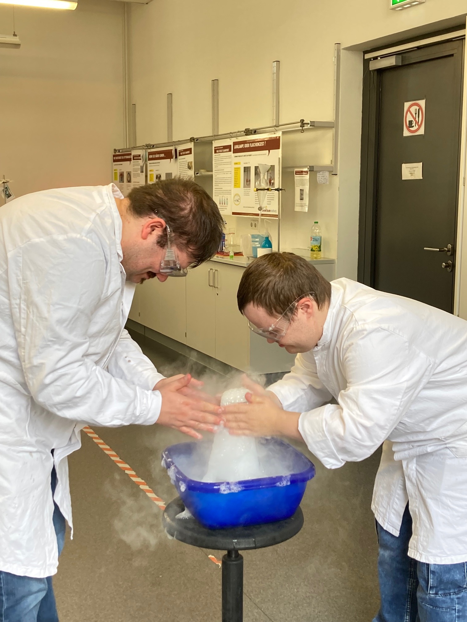 2 Personen experimentieren mit Trockeneis
